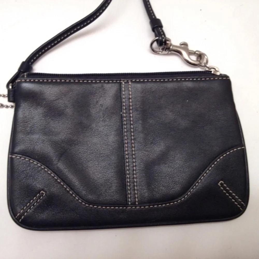 COACH - black leathe wristlet wallet